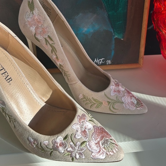 JustFab Floral Embroidered Women's Heels - Cream - Picture 15 of 16